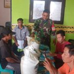 Babinsa Koramil 427-01/PKR Dampingi Penyaluran Beras Cadangan Pangan Pemerintah (CPP) di Kampung Sari Jaya