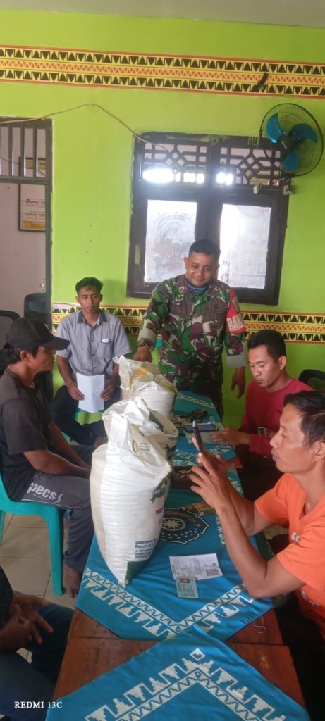 Babinsa Koramil 427-01/PKR Dampingi Penyaluran Beras Cadangan Pangan Pemerintah (CPP) di Kampung Sari Jaya