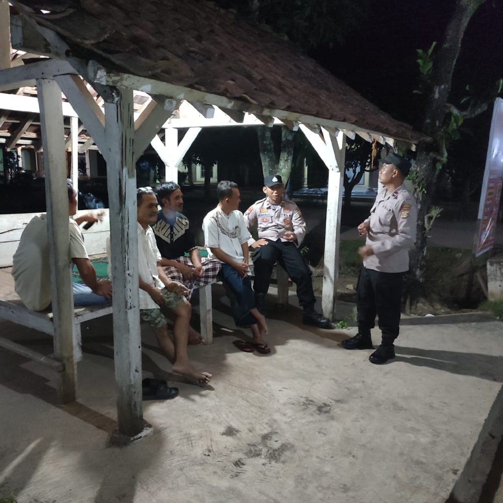 Satbinmas Polres Way Kanan Berikan Pembinaan Kamtibmas di Pos Satkamling Sukamaju