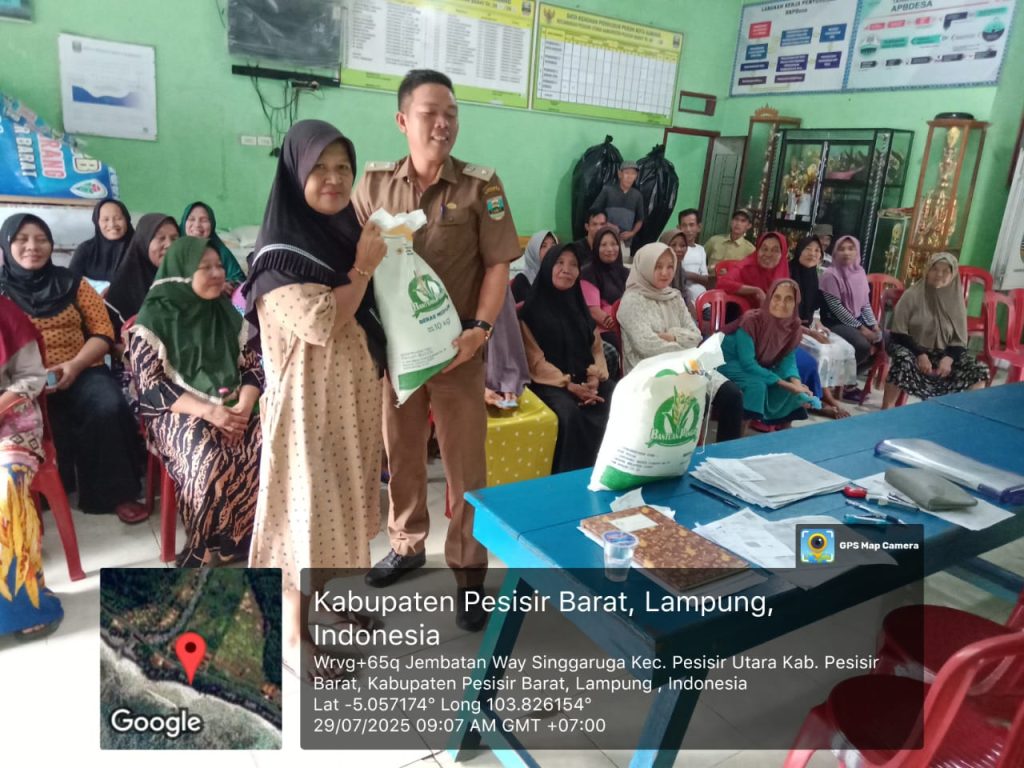 Dengan Rasa Sukur, Masyarakat Pekon Kota Karang Terima Bantuan Pangan Dari Kemensos