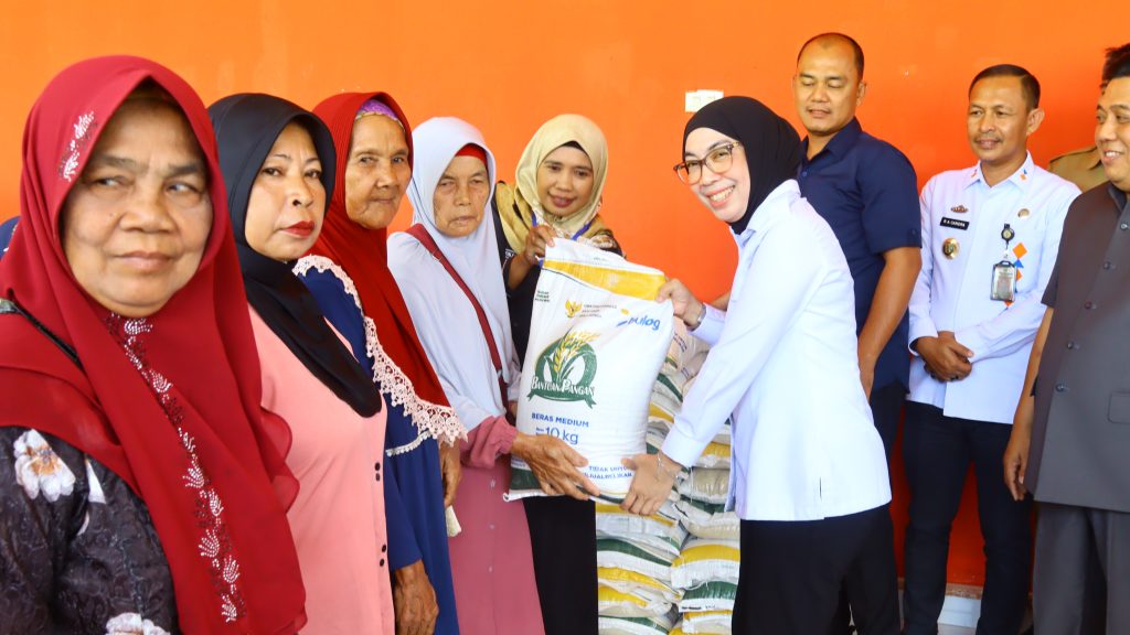 Bupati Ayu Luncurkan Penyaluran Bantuan Pangan Periode Juni-Juli 2025