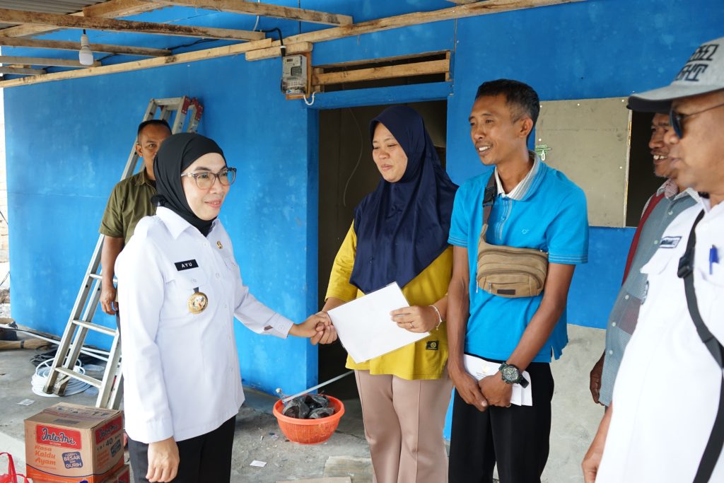 Bupati Way Kanan Tinjau dan Salurkan Bantuan Untuk Korban Kebakaran di Kelurahan Pasar Banjit