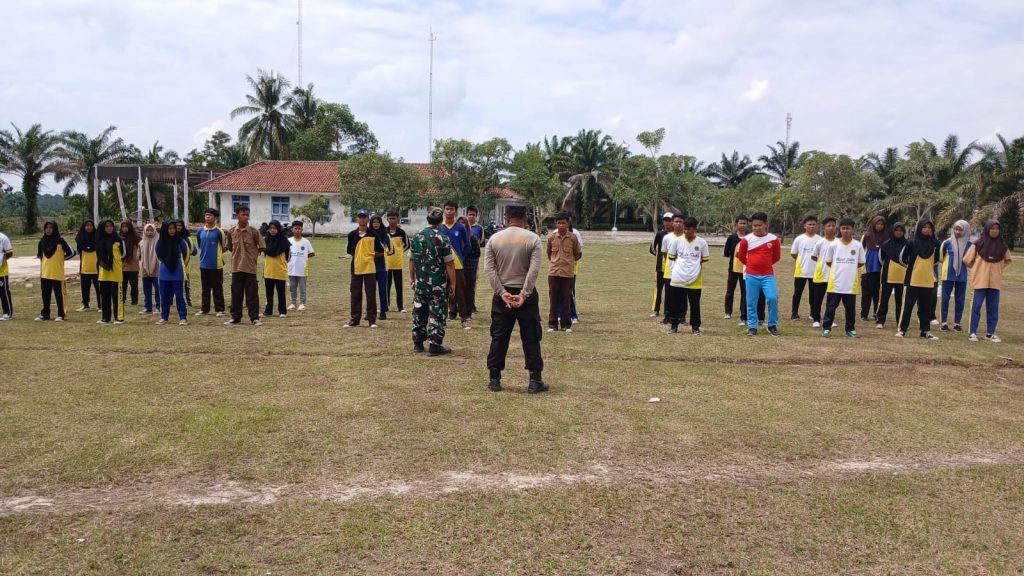 Polsek Buay Bahuga Laksanakan Pembinaan dan Latihan Paskibraka di Lapangan Kantor Kecamatan