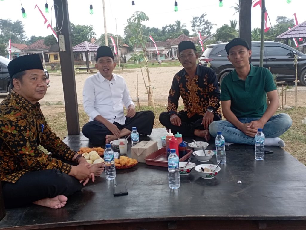 Nyantai Di Alun Alun Desa Tugusari Gus Fawait Beri Apresiasi Dan Dukungan Pada Alun Alun Desa Serta Giat Pendobrak UMKM