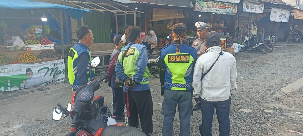 Satlantas Polres Way Kanan Ajak Pengemudi Ojek Pakai Helm SNI