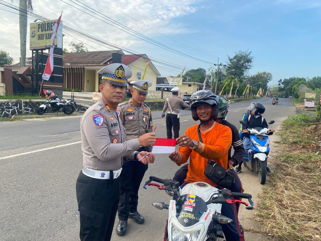 Polantas Menyapa, Polisi Tebar Semangat Nasionalisme Bagikan Bendera Merah Putih di Way Kanan