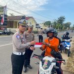 Polantas Menyapa, Polisi Tebar Semangat Nasionalisme Bagikan Bendera Merah Putih di Way Kanan