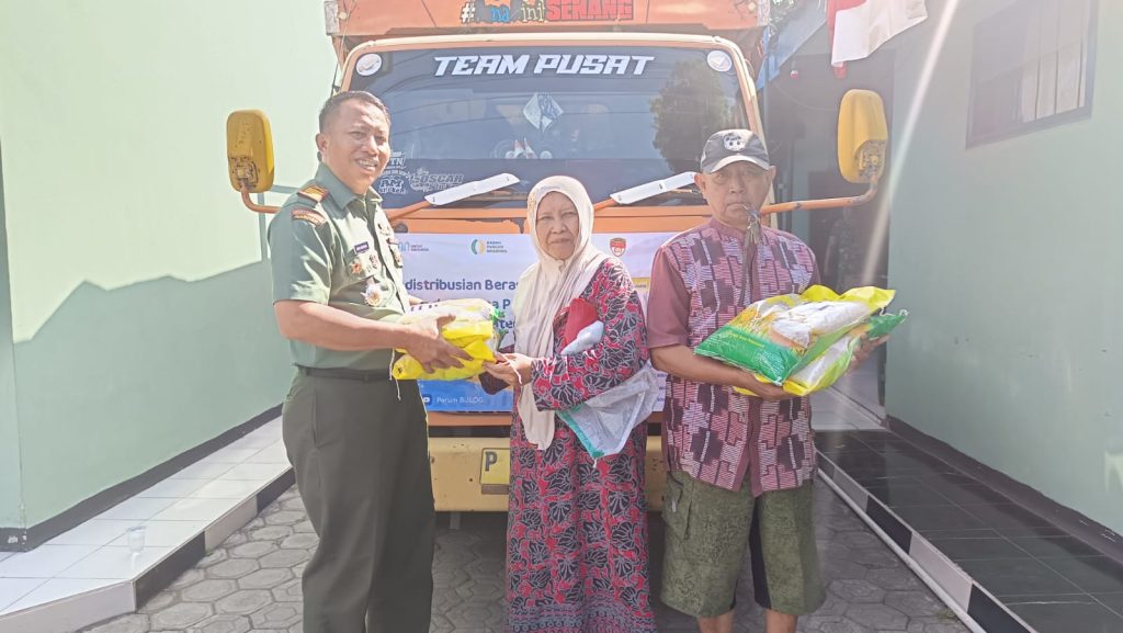 Sinergitas TNI Dan Bulog! Bazar Beras Murah Koramil 0824/15 Bangsalsari Mendapat Tanggapan Puas Masyararakat Dan Dinilai Tepat Sasaran