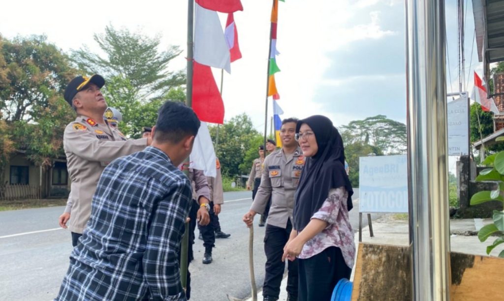 Sambut HUT RI Ke-80, Kapolres Ajak Warga Kibarkan Bendera Merah Putih di Way Kanan