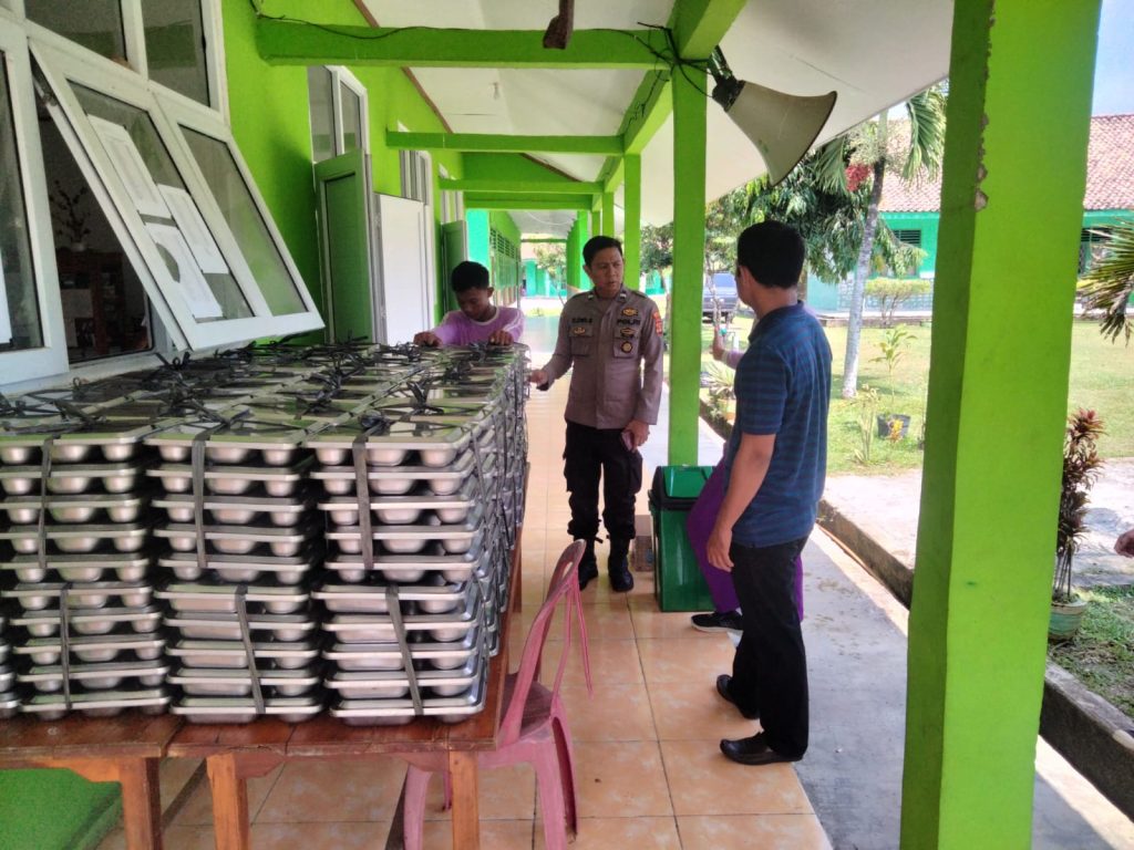 Polisi Monitoring Pembagian MBG Kepada Pelajar Paud Hingga SMA di Way Tuba
