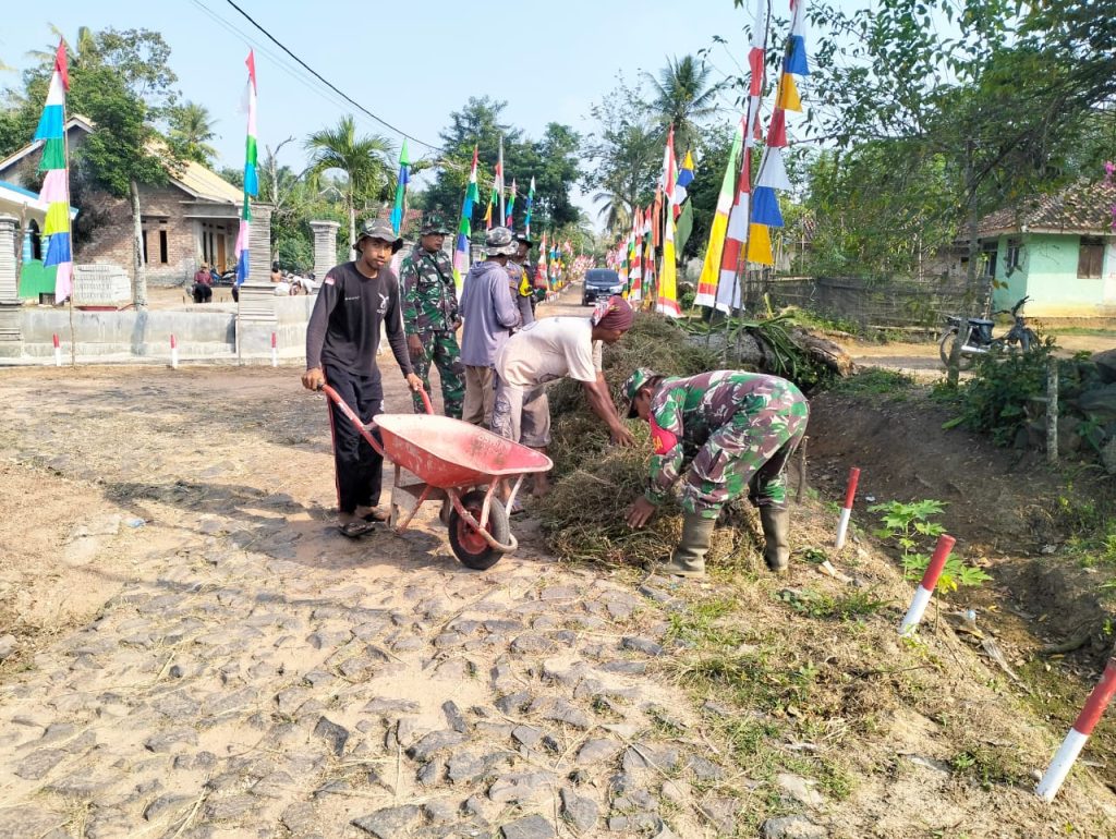 Jum’at Bersih, Danramil 427-04/Bahuga Kerahkan Pasukan Bantu Warga Bersihkan Kampung