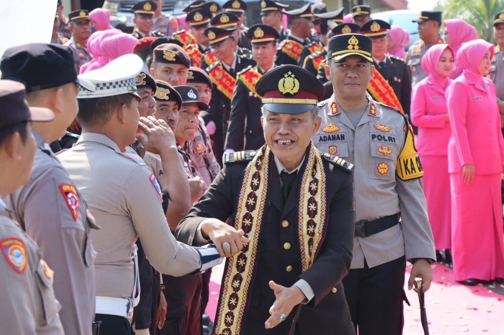 Kapolres Way Kanan Pimpin Penyerahan Jabatan dan Pelepasan Purna Tugas 2 Anggota Polri