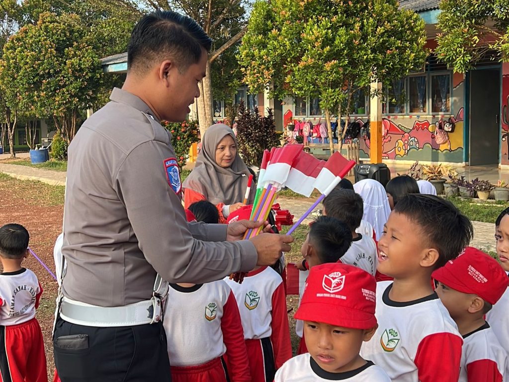 Polres Way Kanan Gelar Polsanak dan Bagikan Bendera Merah Putih di TK Yayasan PSMI
