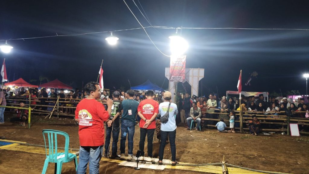 Sempat Turun Hujan! Penonton Tarik Tambang Akhmat Khoiri Cup 2 Tetap Antusias Sorak Pemain Kesayangan