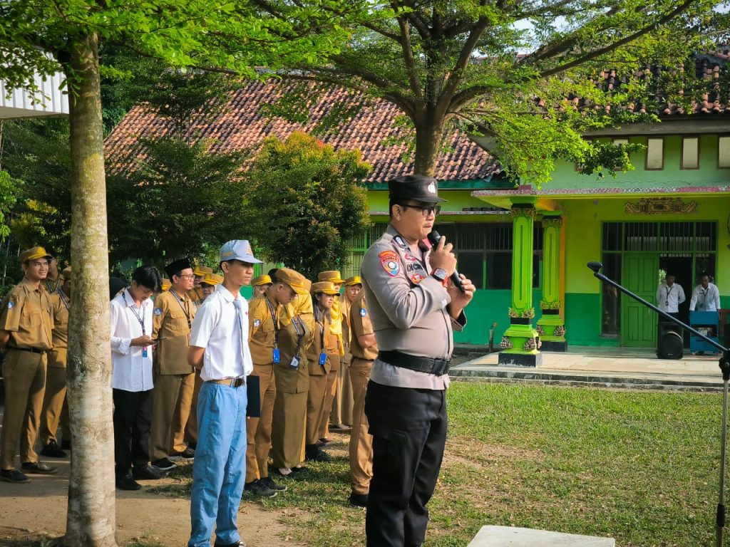 Dekatkan Diri ke Pelajar, Polres Way Kanan Berikan Pembinaan di SMKN 1 Negeri Agung