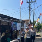 Sambut HUT RI Ke-80, Kapolres Way Kanan Turun Langsung Bagikan Bendera Merah Putih