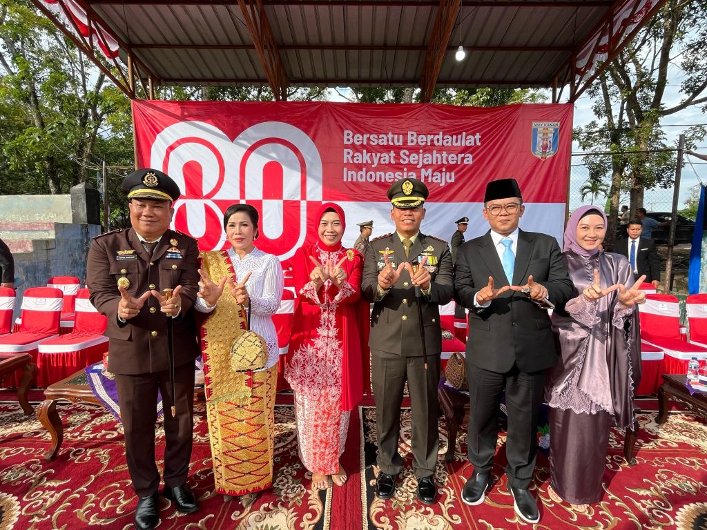 Dandim 0427/Way Kanan Bersama Ketua Persit KCK L Hadiri Upacara Penurunan Bendera Merah Putih Dalam Rangka HUT RI ke-80 di Lapangan Korpri