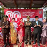 Dandim 0427/Way Kanan Bersama Ketua Persit KCK L Hadiri Upacara Penurunan Bendera Merah Putih Dalam Rangka HUT RI ke-80 di Lapangan Korpri