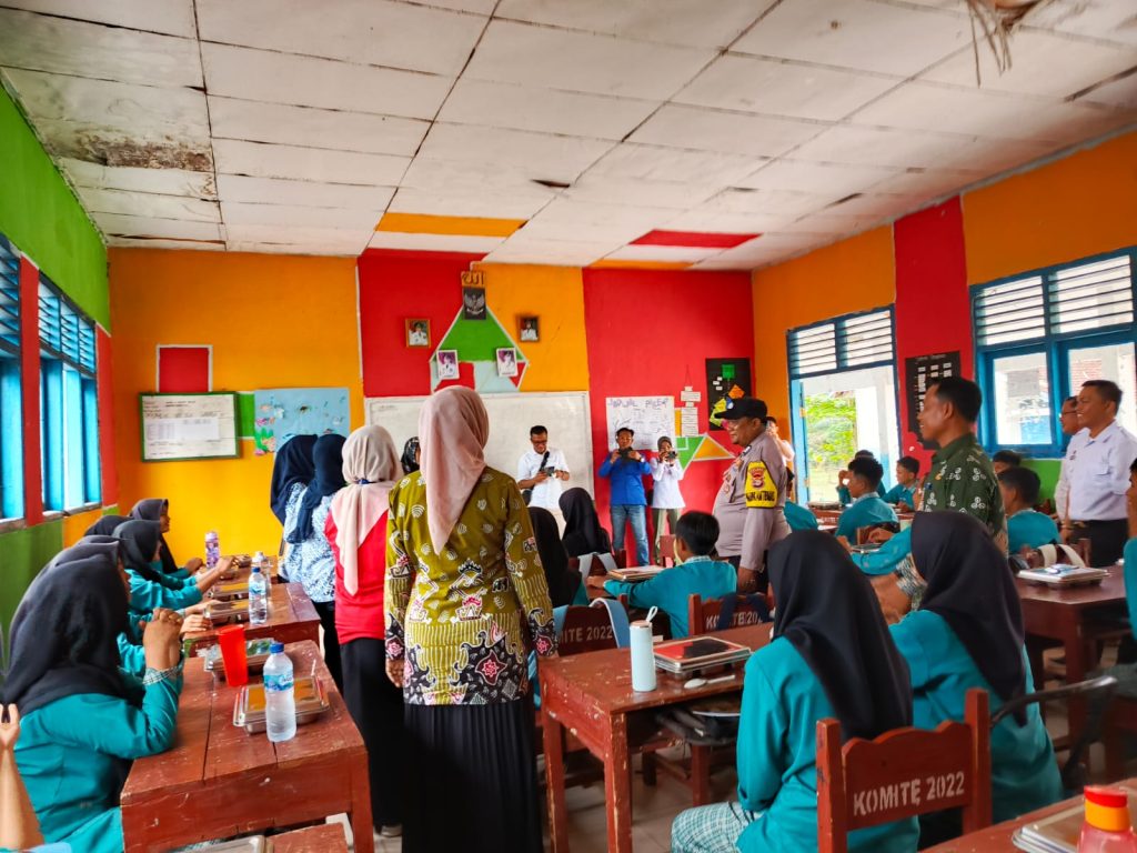 Kapolsek Monitoring Pembagian MBG Kepada Pelajar di Negeri Besar