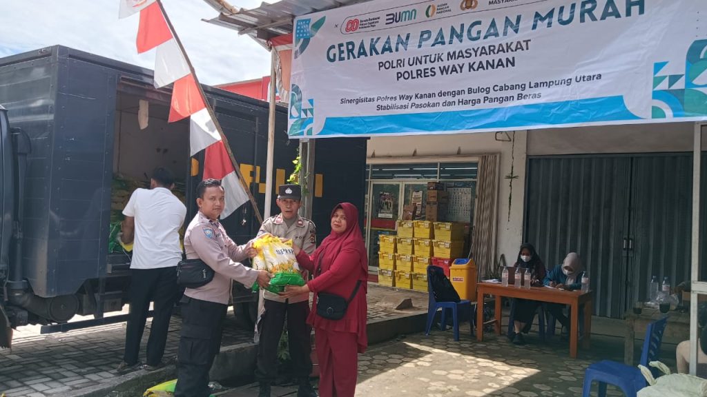 Polres Way Kanan Gelar Gerakan Pangan Murah di Pasar Bandar Sari