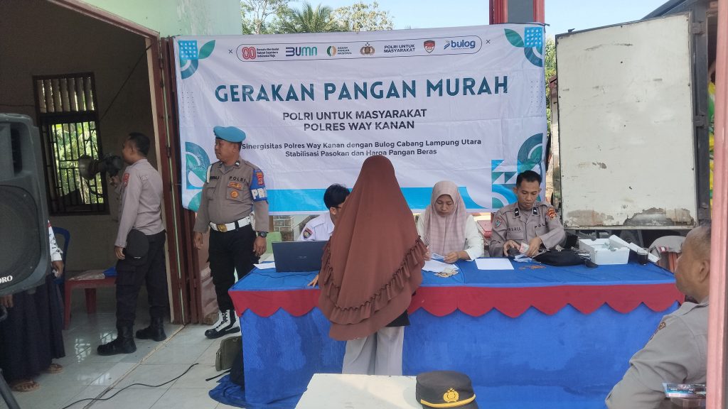 Polisi Gelar GPM di Kampung Sangkaran Bhakti, Warga Antusias Sambut Beras Murah