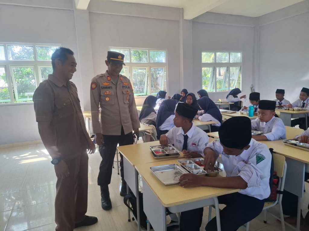 Kapolsek Buay Bahuga Monitoring Pemberian Makan Bergizi Gratis di SMP Al Hikmah Istiqomah
