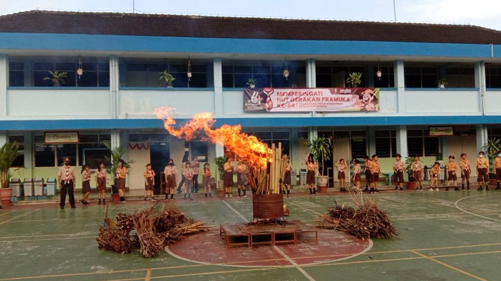 Semangat Membara! SD Tarakanita Magelang Gelar Api Unggun Peringati Hari Pramuka ke-64