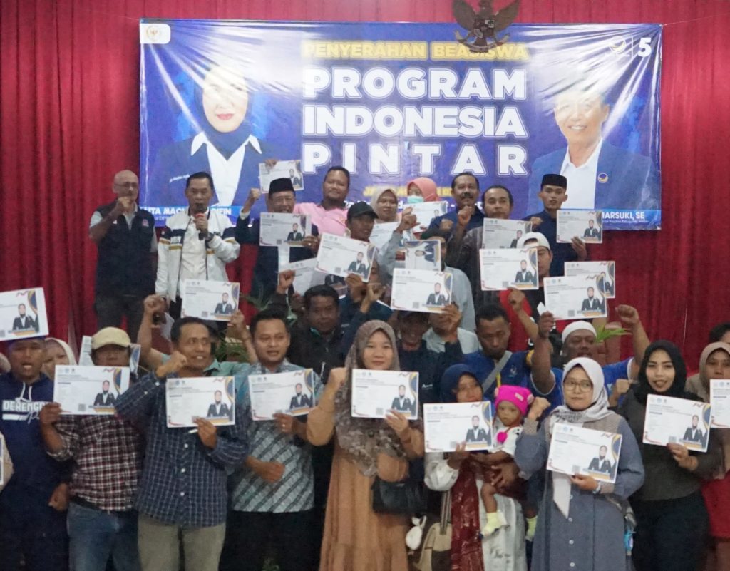 Peduli Pendidikan! DPD NasDem Kabupaten Jember Serahkan Ratusan Sertifikat PIP Jalur Aspirasi Dewan Pada Wali Murid Penerima