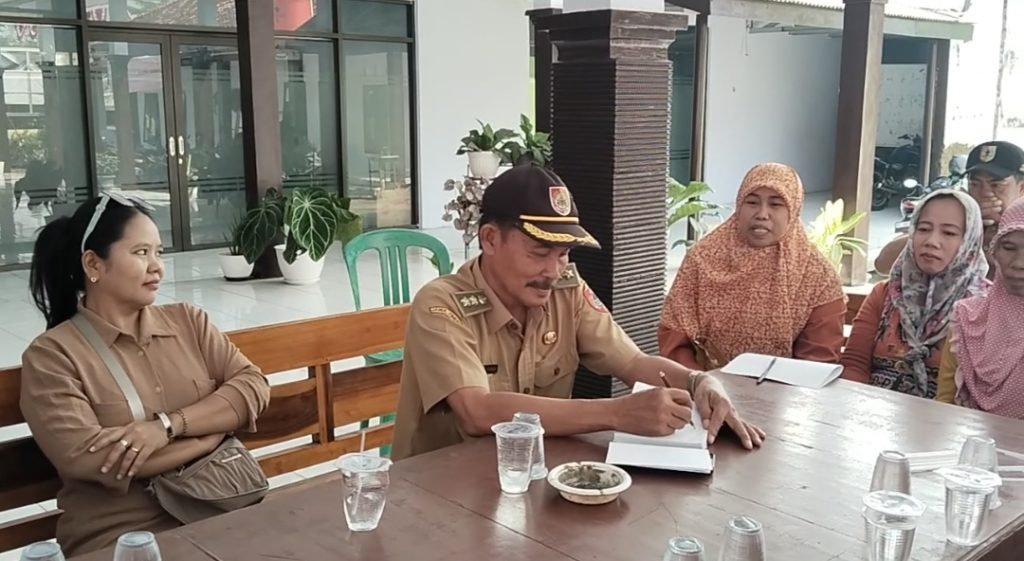 Terdampak Polusi Abu Pabrik Batako Di Pemukiman Gambirono! Warga Luruk Balai Desa Minta Kades Menengahi Dan Tuntut Pabrik Berhenti Beroperasi