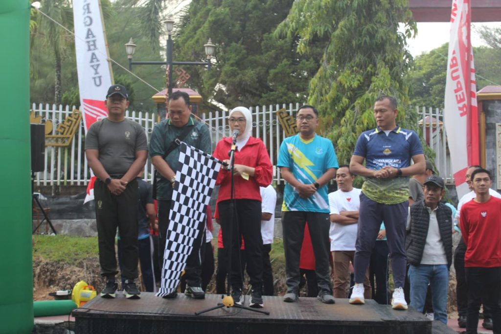 Meriahkan HUT RI Ke-80, Pemkab Way Kanan Ajak Warga Ikut Jalan Sehat dan Lomba Estafet