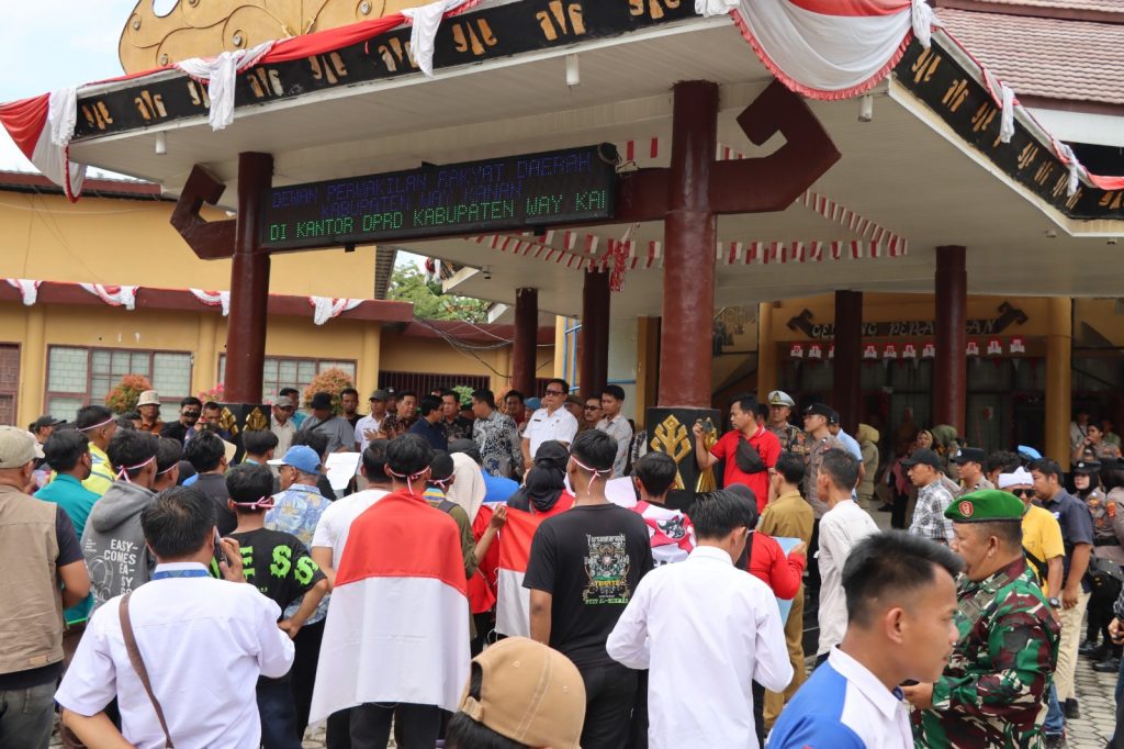 Sambut Aksi Damai di DPRD Way Kanan, Polisi Ajak Mahasiswa Bergandeng Tangan Jaga Kamtibmas