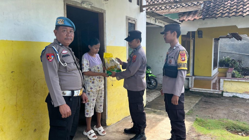 Polri Untuk Masyarakat, Kapolres Way Kanan Salurkan Bansos Kepada Warga di Umpu Semenguk