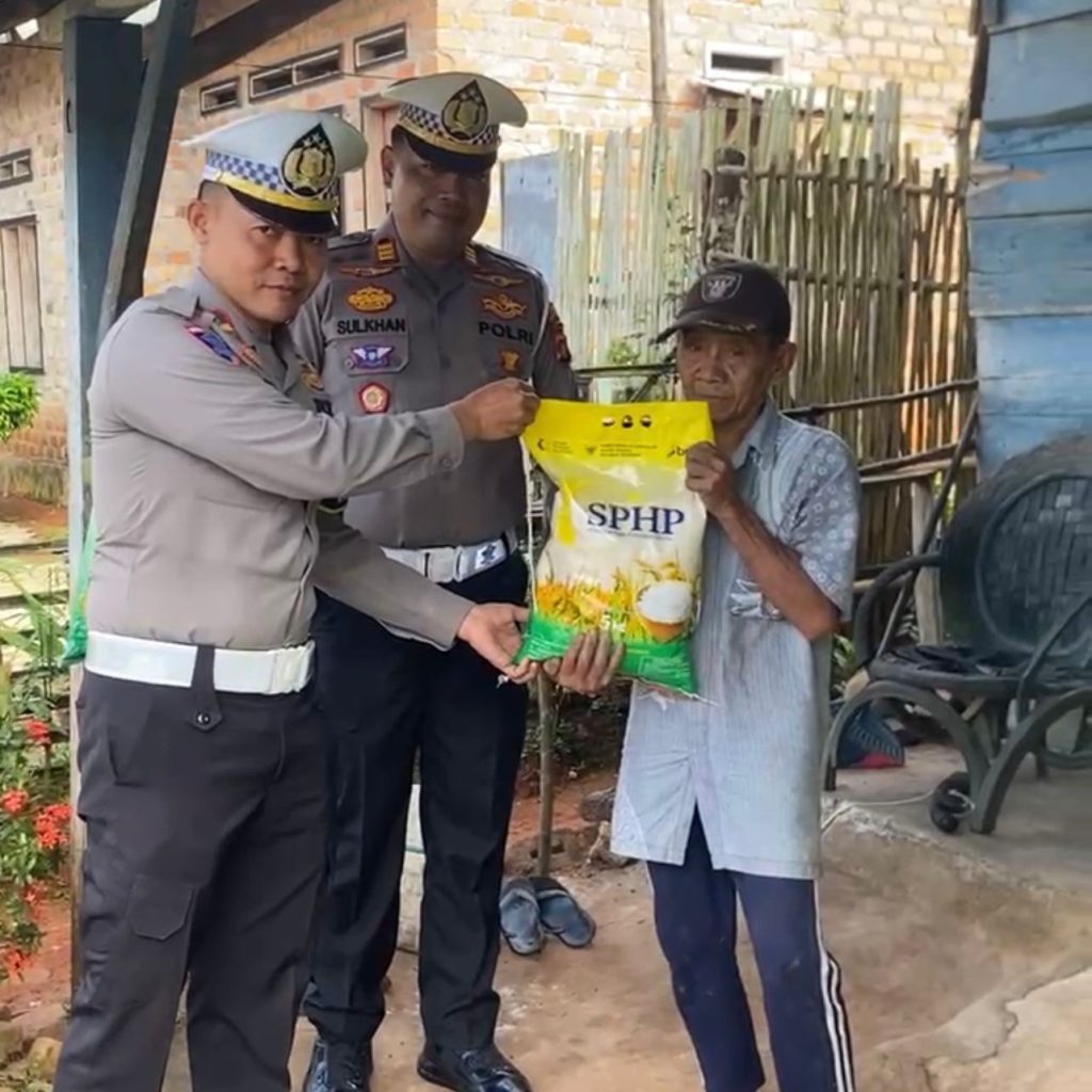 Jum’at Berkah, Satlantas Polres Way Kanan Berbagi Sembako Kepada Warga di Umpu Semenguk
