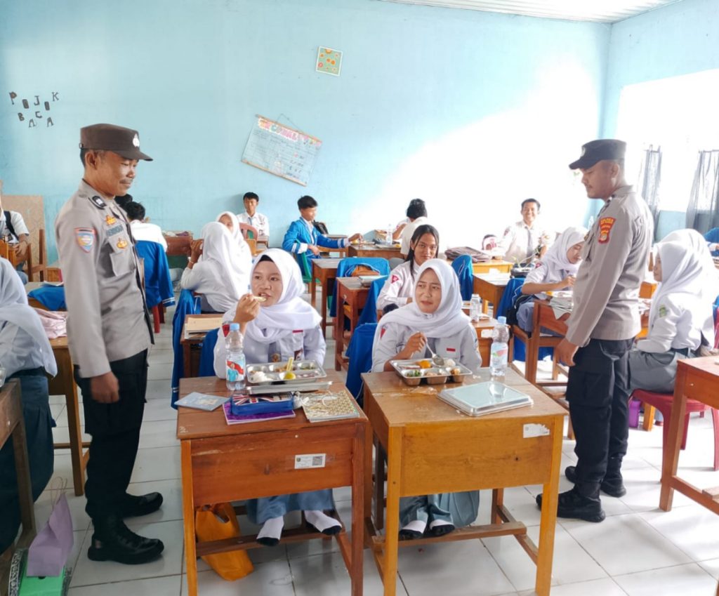 Bhabinkamtibmas Monitoring Penyaluran Makan Bergizi Gratis di 14 Sekolah Wilayah Banjit