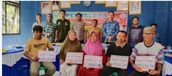 Peratin Way Napal Bagikan BLT-DD Kepada 17 Penerima Manfaat