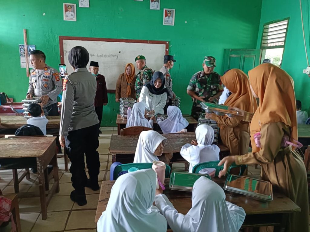 Kapolsek Blambangan Umpu Monitoring Pembagian MBG di SDN 2 Negeri Baru