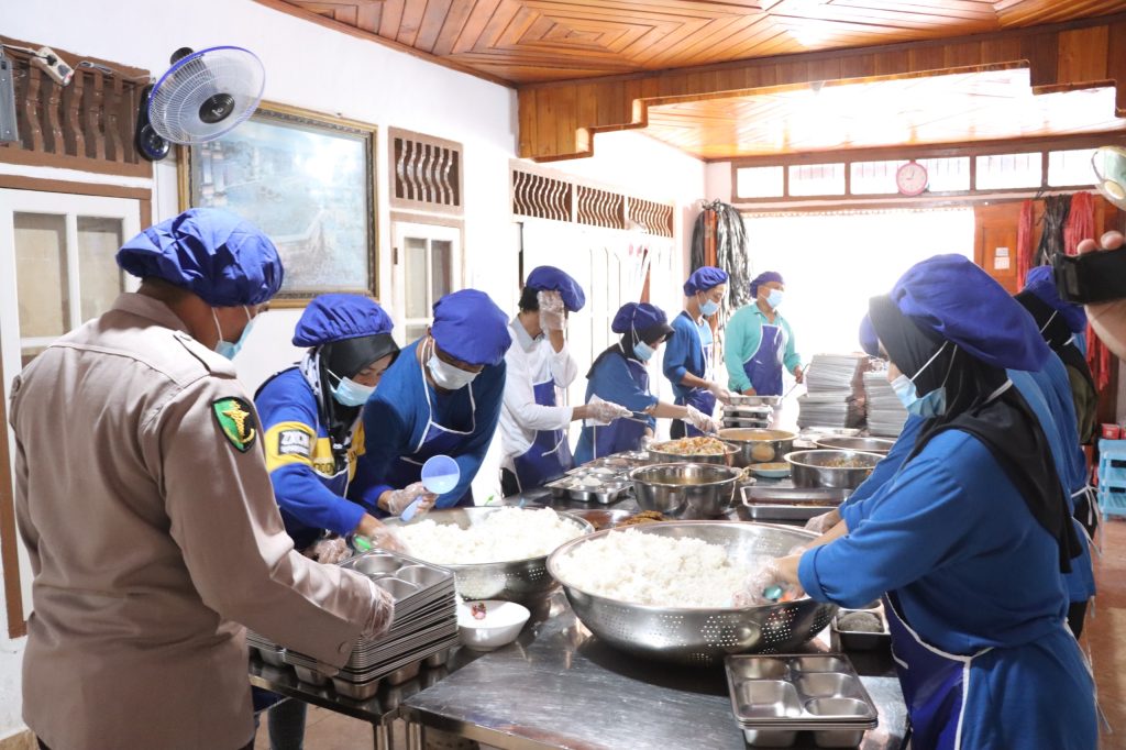 Hindari Keracunan Makanan, Ketua SPPG Polres Way Kanan Lakukan Pemeriksaan Kualitas dan Keamanan Makanan Secara Berkala