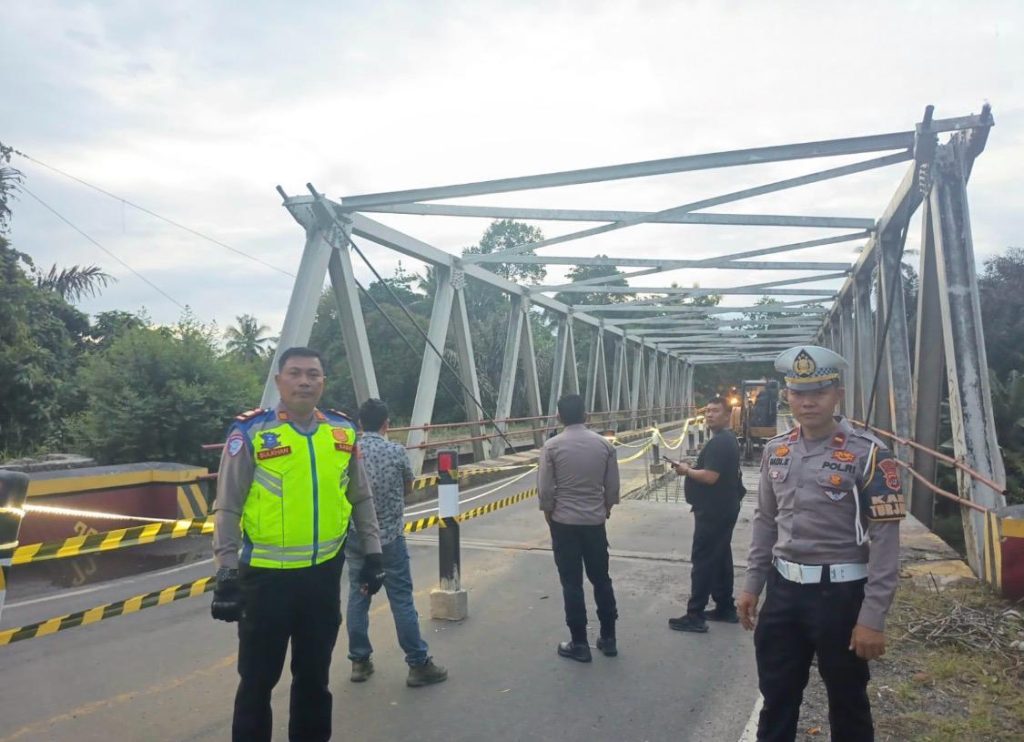 Perbaikan Jembatan Way Giham, Polres Way Kanan Bersama Stakeholder dan Warga Himbau Pengendara Berhati-Hati dan Batas Angkutan Mak 28 Ton