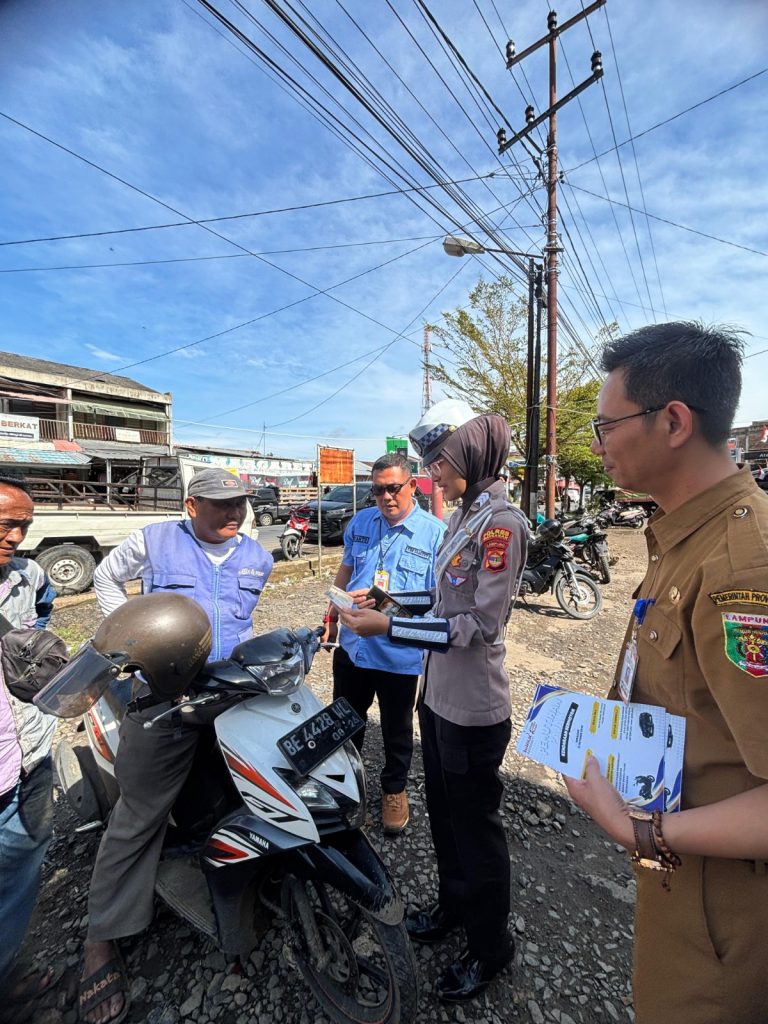 Polres Way Kanan Sosialisasi Pemutihan Pajak Kendaraan Bermotor Tahun 2025 di Pasar Baradatu