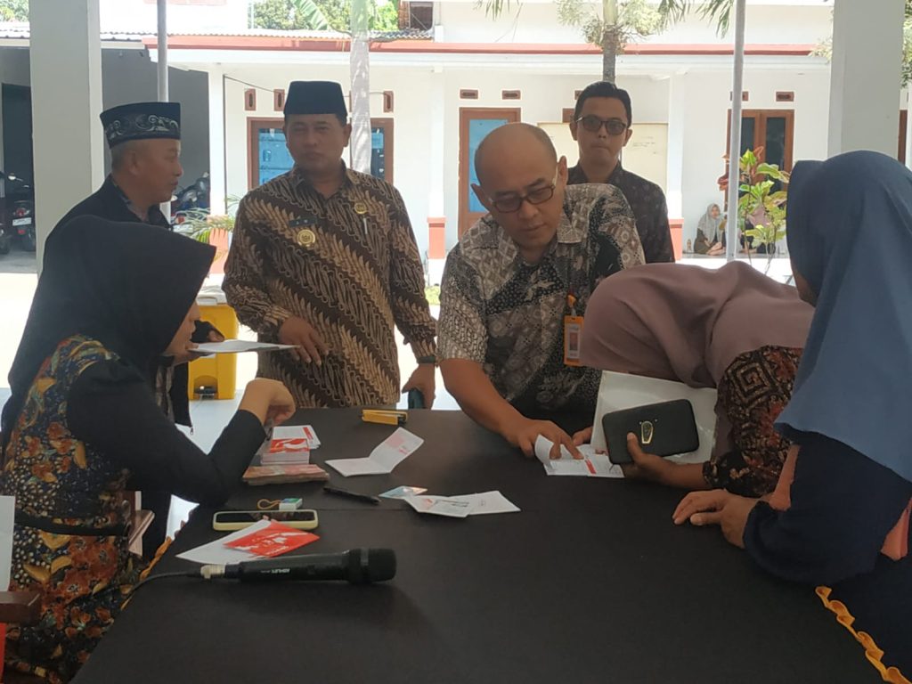 77 Guru Ngaji dan Modin Desa Klatakan Terima Tunjangan Honorarium dari Pemkab Jember Hari Ini