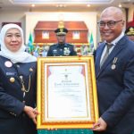 Ketua Umum PWI Pusat Akhmad Munir Terima Lencana Kehormatan “Jer Basuki Mawa Beya” dari Gubernur Jatim