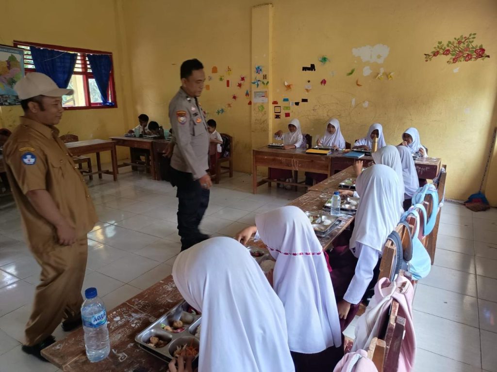 Kanitbinmas Polsek Banjit Monitoring Makan Bergizi Gratis di SDN 01 Banjit