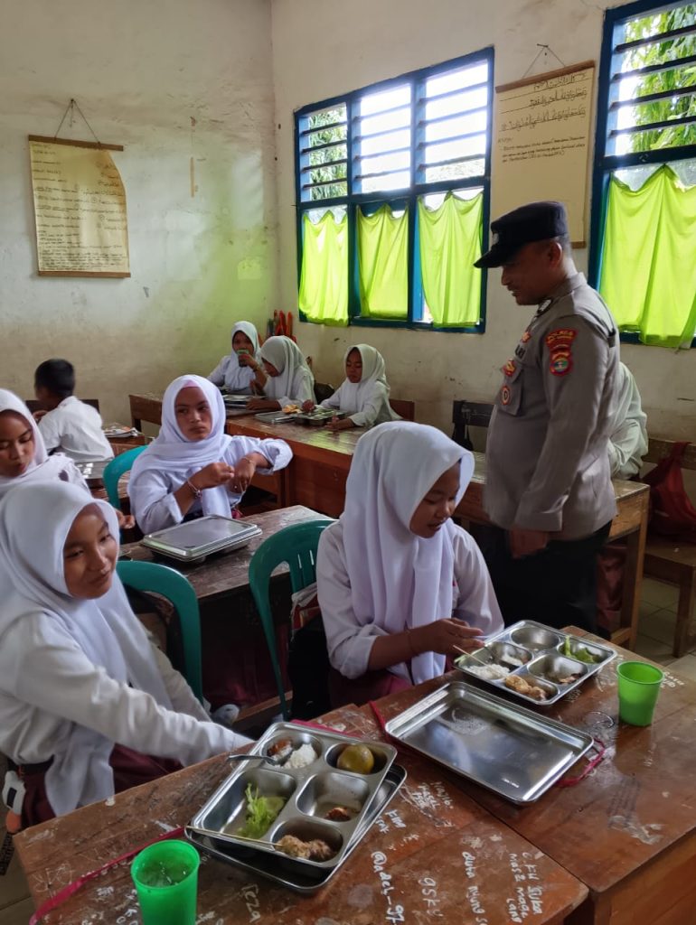 Bhabinkamtibmas Polsek Negara Batin Monitoring MBG Kepada Pelajar di Sekolah