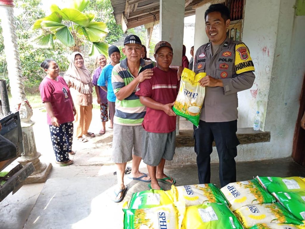 Hadir di Kampung Negeri Bumi Putera, Polsek Blambangan Umpu Kembali Gelar Gerakan Pangan Murah