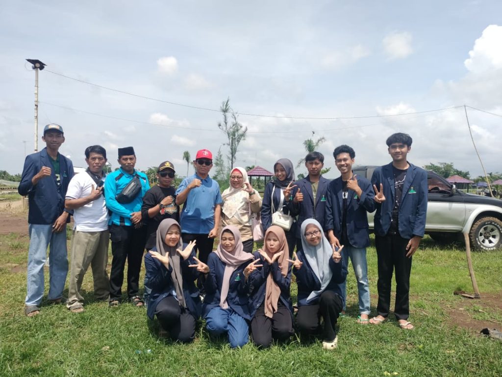 Camat Bangsalsari Tanam Pohon Bersama Mahasiswa UINKHAS Jember di Alun-Alun Tugusari