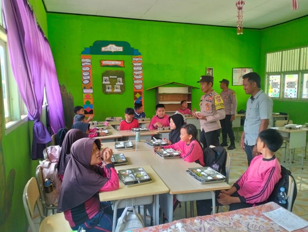 Monitoring MBG di Banjit, Bhabinkamtibmas Pastikan Pemenuhan Gizi Berjalan Efektif dan Bermanfaat