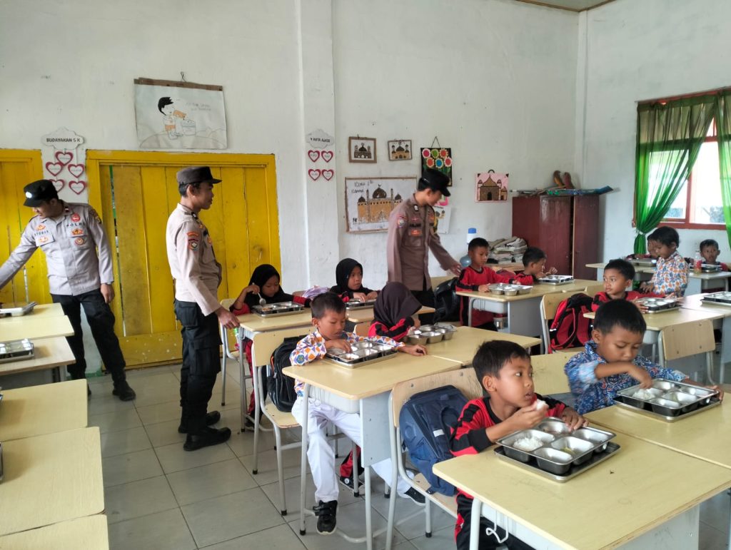 Monitoring MBG di SDN, Polsek Banjit Cek Pemenuhan Gizi Secara Langsung