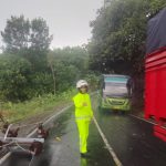 Satlantas Polres Way Kanan Evakuasi Tiang Listrik Tumbang Tutupi Jalinsum Suka Negeri