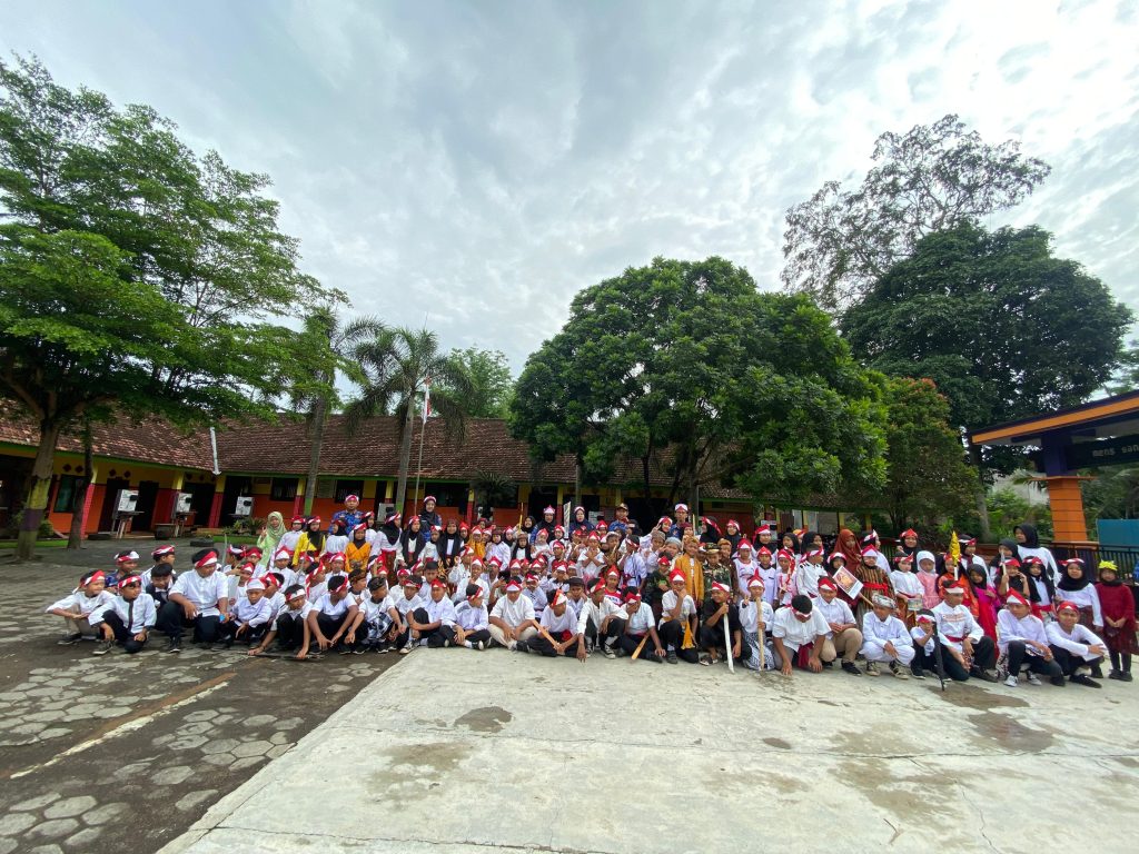 SDN Bangsalsari 05 Gelar Upacara dan Tari Perang Peringati Hari Pahlawan Nasional
