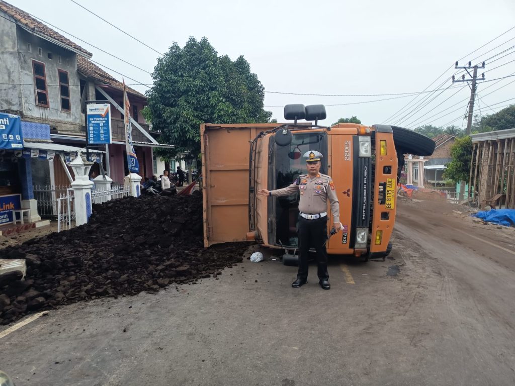 Satlantas Polres Way Kanan Bergerak Cepat Menangani Laka Tunggal Truk Tronton di Jalinsum Gunung Katun